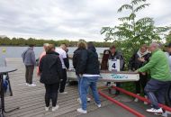 Das Drachenboot muss erst einmal zu Wasser.
