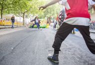 Aufgepasst! Beim Sommerfest konnte man auch auf der Straße kicken.
