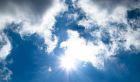 blauer, sonniger Himmel mit Schönwetter-Wolken